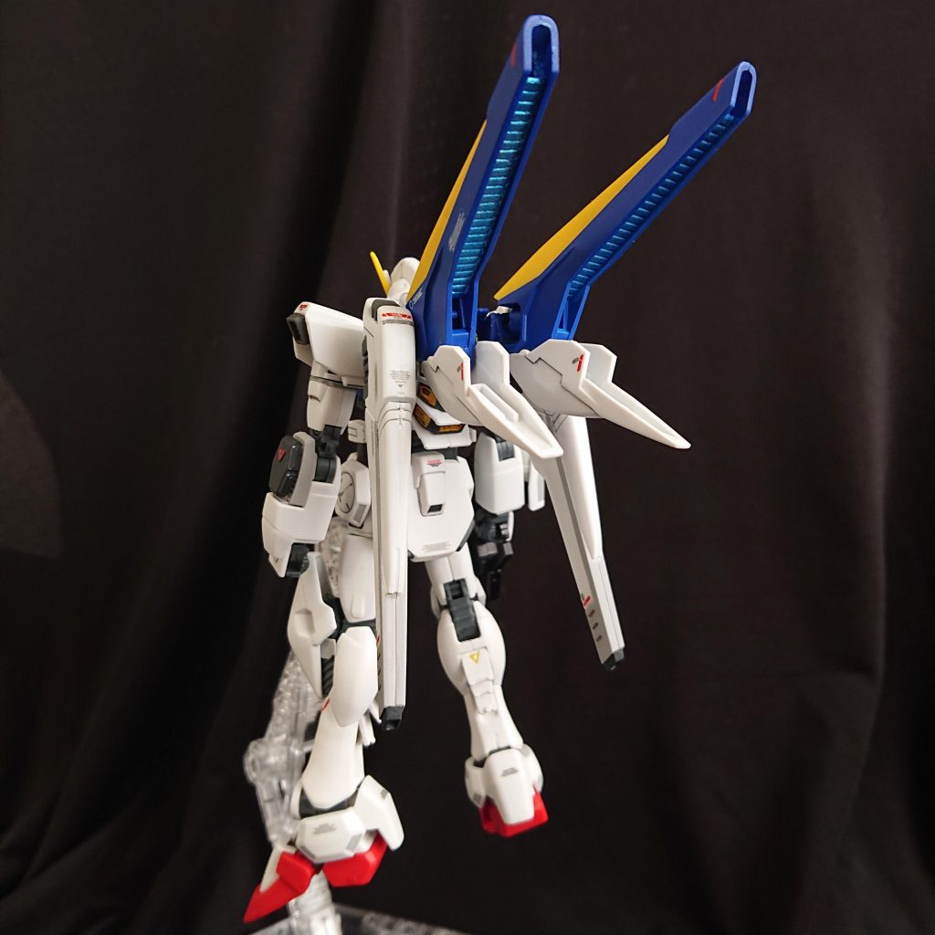 ミノフスキードライブ裏は、光の翼がないので勢いでガンダムマーカーメタブルーにしてしまいましたが、やっぱり違いますね。オレンジかグレー系に塗り直そうかな。