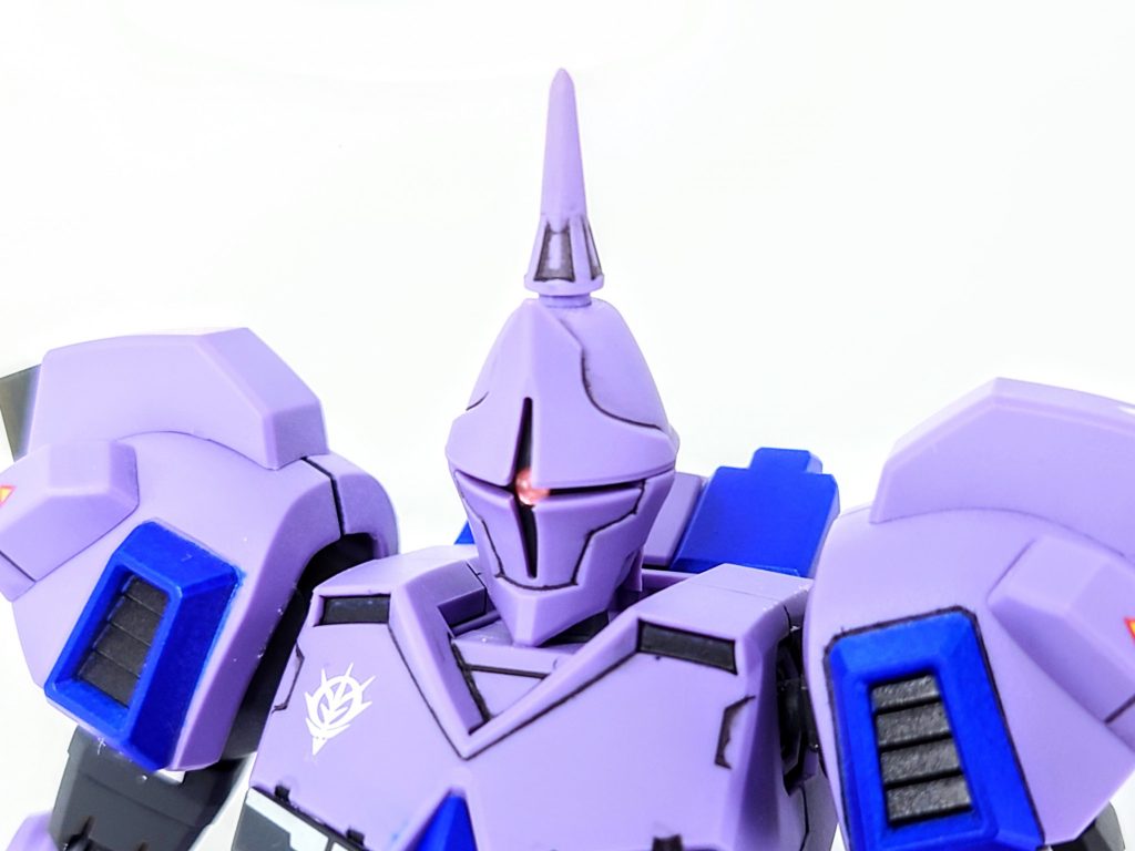 モノアイはHアイズを埋め込んでいます。レールとの隙間が意外とあったので、埋め込まずに動かせるようにしてもよかったかも。