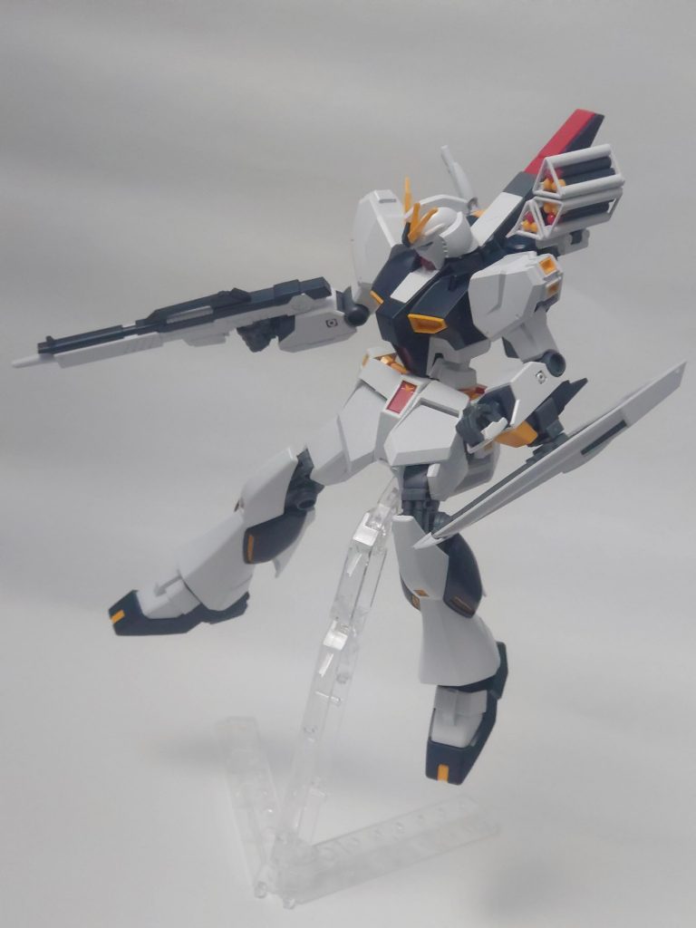 ミサイルは各ラックの3基のうち弾頭の赤いものがサイコミュ誘導が可能で残りはそれを追尾する…といった感じかなあ。νガンダムはデザインの完成度が高くて追加装備が難しいですね。ご覧いただきありがとうございました。