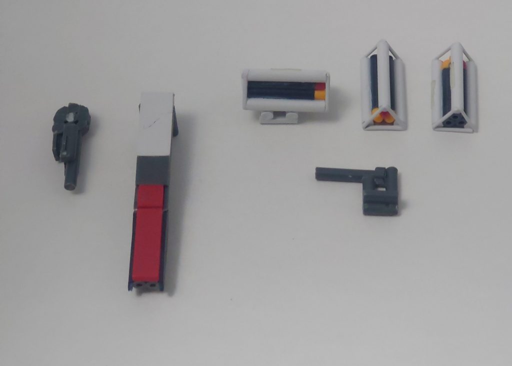 キットのバズーカラック、フィンファンネルラックをそのまま使用できるようにしています。スタビライザーはタグ部分を多用していますが、このキットはタグが少なく、相当にシビアでした…。