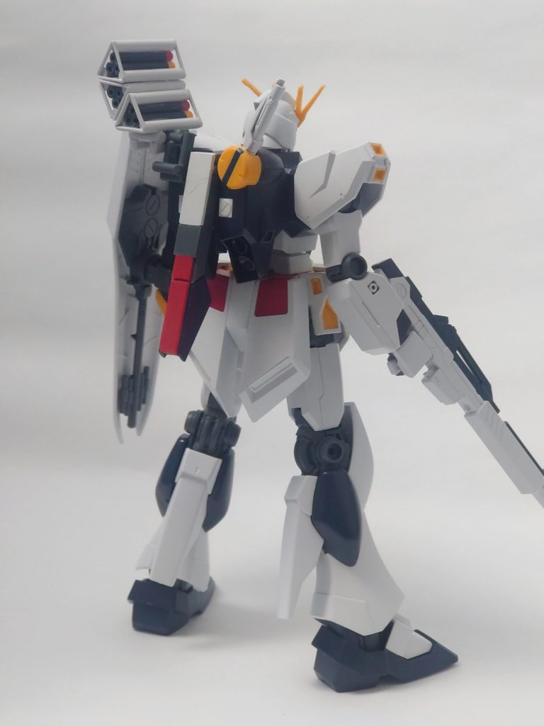 スタビライザーは差し込みで可動、ご覧の通りデザインはZを踏襲しています。アムロはZ系の機体が好きだったようですし、ifの機体であるHi-νも装備しているのでまあいいかな、と。