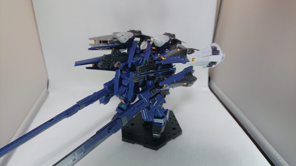 以下、めっちゃ長文の設定です。 TR計画で開発及び改修が行われた、ガンダムTR-1[ヘイズル改]は 決戦兵器「インレ」の開発を目標としたTR計画の試作機の1つであり、インレの中核となる拡張性に優れたMSの試作機としての役割が与えられていた。ヘイズル改の拡張性はTR計画で開発されたほぼすべての追加パーツを装備可能という非常に高いものであり、この高い拡張性を生かし、機体のペイロードの限界まで様々な装備を施し、同世代の他のMSとは比べ物にならないほどの攻撃力と機動力を実現したのが本形態である。本形態のコンセプトは「最高速での最大火力の先手」であり、MS及び艦船では迎撃不能なほどの速度で戦闘領域に侵入し、最大火力による先手を与え、戦闘を有利に進めるという目的が与えられている。