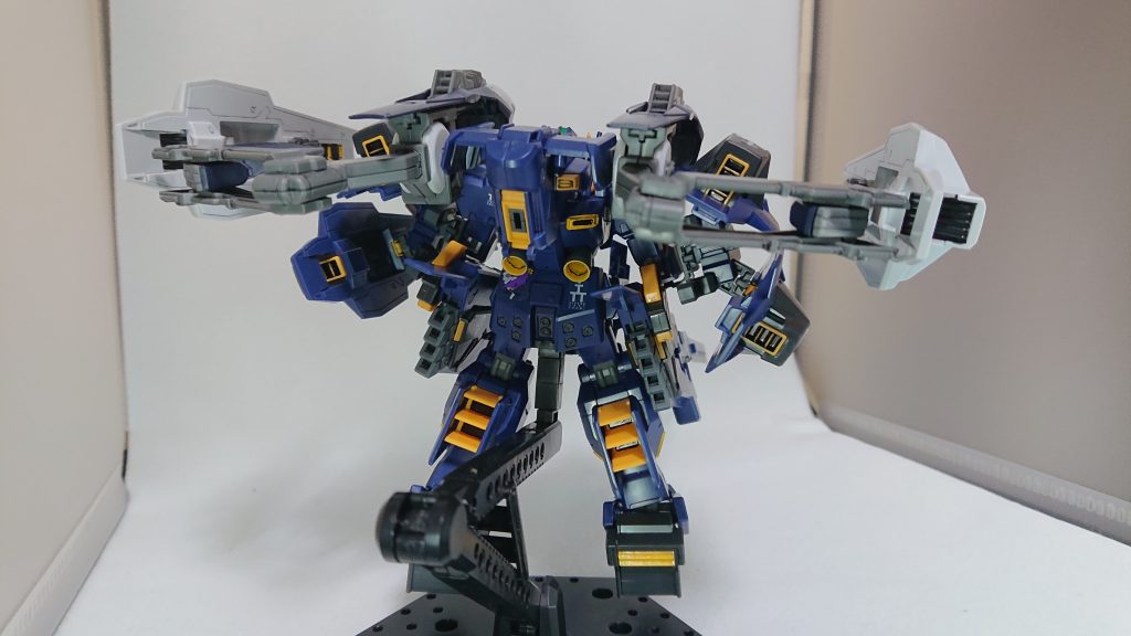 ここまでの性能を発揮できる本形態であるが、その爆発的なまでの加速能力は並みの人間では到底耐えられず、強化人間が乗って初めて耐えられるというレベルになってしまった。運用コストの急騰や機体構成が複雑になってしまったことによる整備性の低さなどといった問題点も克服できず、急速に衰退へと向かっていたグリプス戦役末期のティターンズではとても運用が不可能な状態になってしまい、ハイゼンスレイなとど同様にペーパープランで終わってしまった悲運の形態である。その特性上、後継機なども存在しないが後にUC.0097に起こったとされる「不死鳥狩り」において、ユニコーンガンダム3号機[フェネクス]の「光の速さ」とも称される機動力に追い付くため投入されたナラティブガンダムA装備と機体構成が酷似しており、本形態との関連性が示唆されている。 以上、設定でした。ミキシングといえばミキシングと言えます。こうやって設定とかも自分で考えるのも楽しいですね。ただ再現には諭吉1枚は吹っ飛びます。あと単純に重たいです。長々とお付き合いありがとうございました。