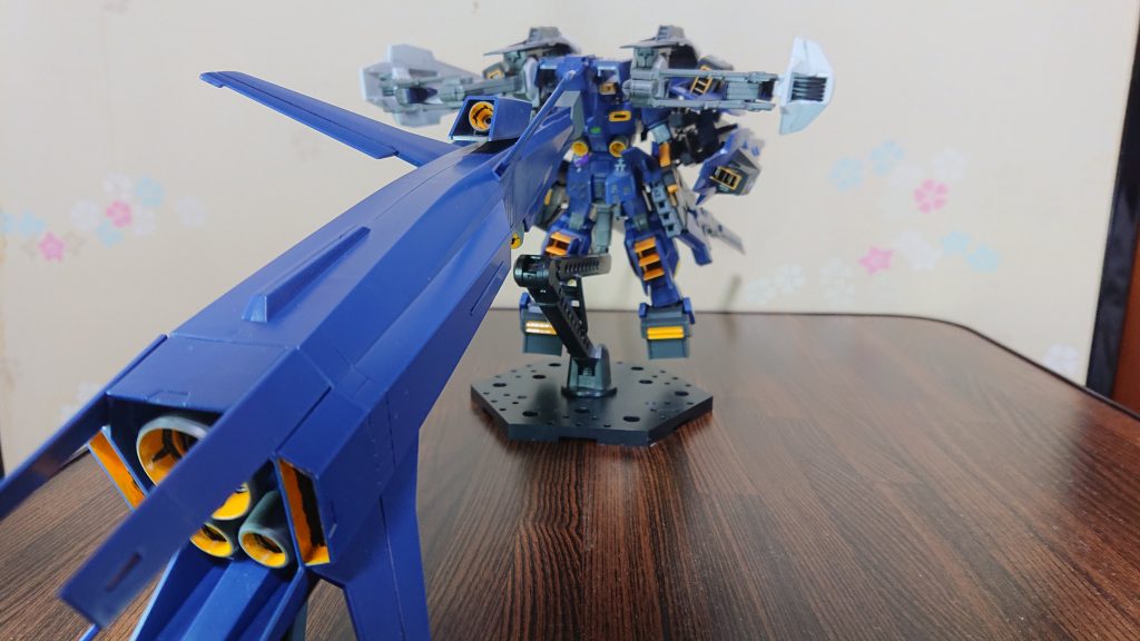 最大の特徴である非常に高い機動力は、両腕にフルドドのノーズセンサーユニットを介して通常型のシールドブースターを2つずつ、背部バックパックに装備されたフルドドⅡ及びマルチアームユニットを介して装備された強化型シールドブースターを片側1つずつの計6つのシールドブースターと後部に接続されたギャプラン用の大型スラスターにより後方に推力を集中させることで直線での爆発的な加速力を手に入れることに成功している。