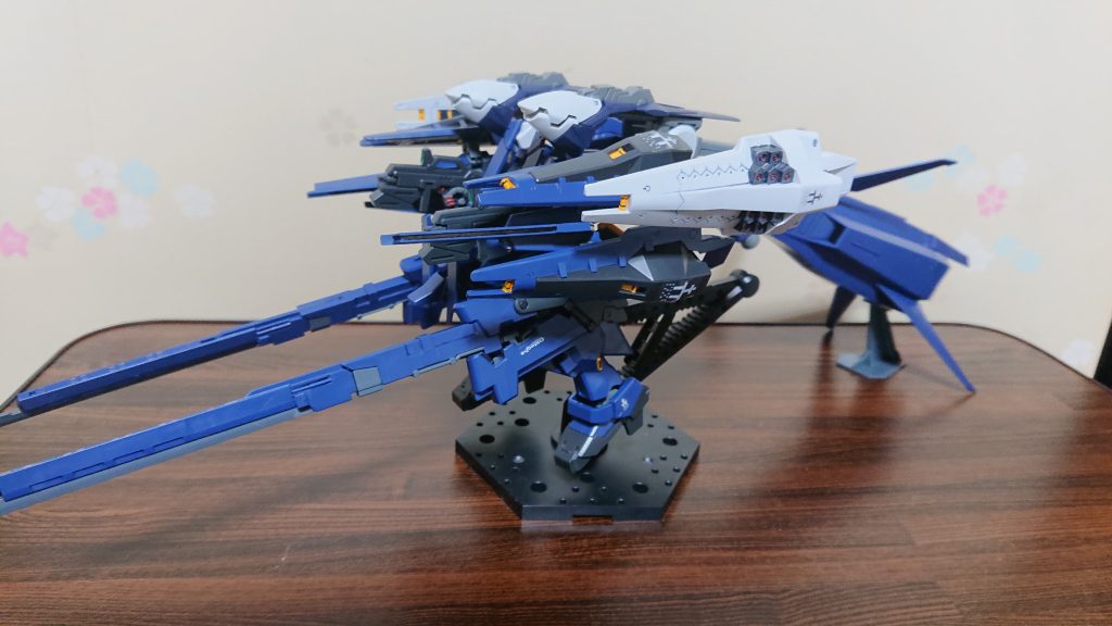 火力に関しても腰部にフルドドのクローウイングユニットに接続された2つのロングブレードライフル、マニピュレータで片手に1丁ずつ携行するビームライフル、フルドドⅡのクロービームキャノン2門など、MAクラスの攻撃力を誇る。