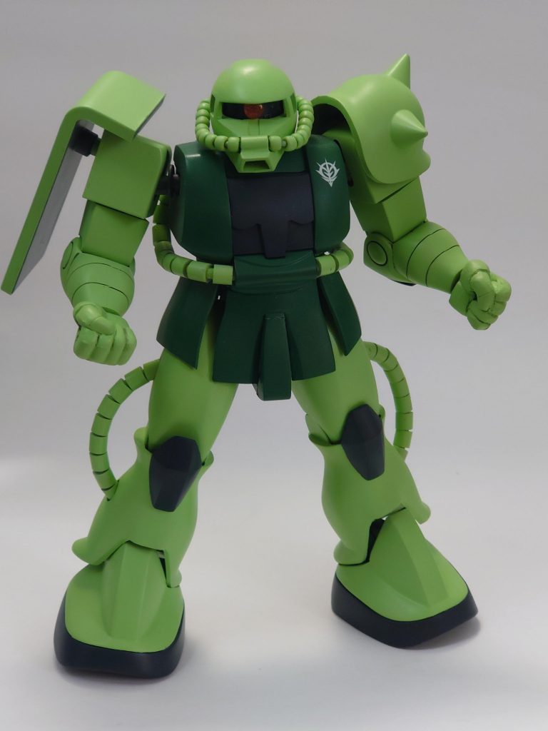 手首は可動指が欲しかったので、MGver2のものを移植していますが、キットのものを軸にエポパテで力強いタイプのものも作っています。塗装も自分のイメージでかなり彩度を上げています。本体の緑はイエローグリーン+白+クリアグリーン少量、武器類は軍艦色1、いずれもクレオスの水性ホビーカラーを使用しています。