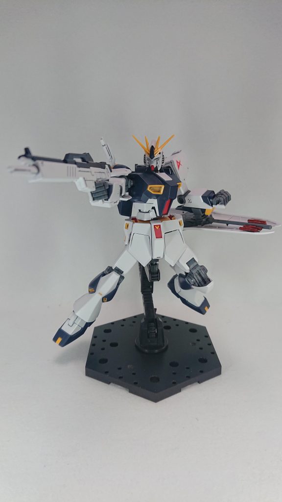 組みやすさと広い可動域を両立させた構造はもちろん、パーツ分割がよく考えられていてわざわざ後ハメ加工しなくても大丈夫な塗装派モデラーにも優しい設計。部分塗装推奨部分はシールド裏ミサイルと後頭部及び胸部センサーくらい。前回までの1stガンダムやストライクより複雑な色合いながらも素組みでほぼ色分けを再現。股関部のV字の色分けなどHGに勝る部分もあり。スゴすぎる。 