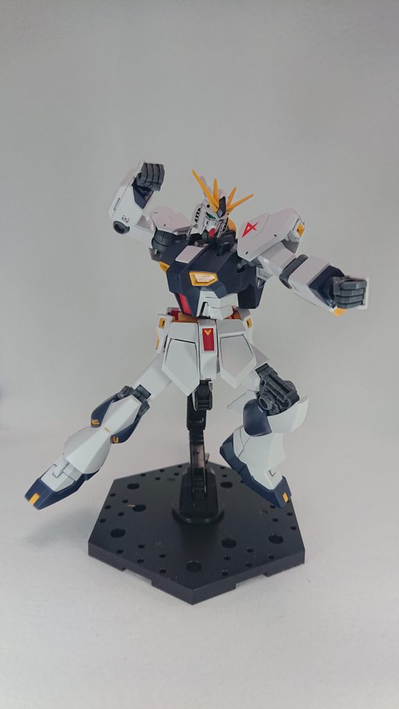 気になる点は腰部アーマーやシールドの裏がスカスカな点。まあ値段を考えると妥当かな。プラ板やパテで埋めてあげると見映えがよくなると思う。あと左腕のサーベル柄は一体成形なので取り外し不可。