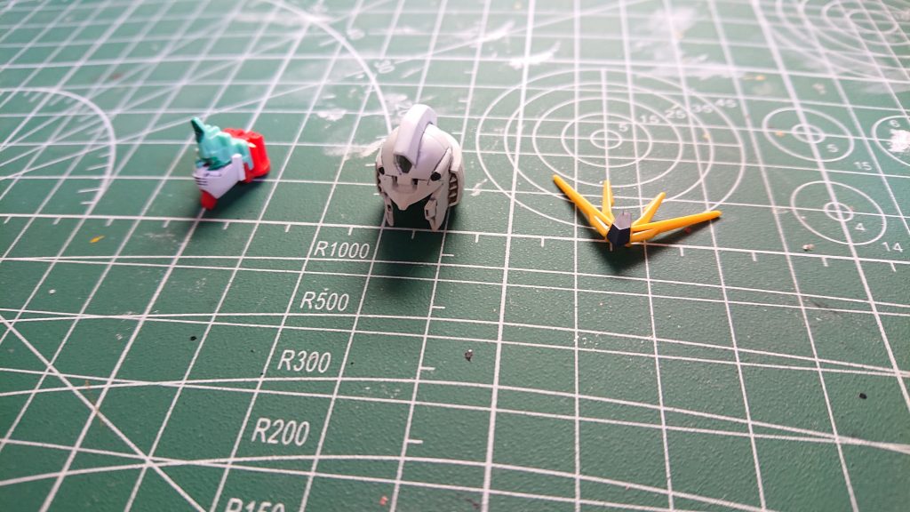 一番スゴいと思ったのはヘルメットが1パーツで構成されてて合わせ目が出ないという点。バンダイの変態技術恐るべし。以上、EG νガンダムでした。後ろからの写真忘れた…