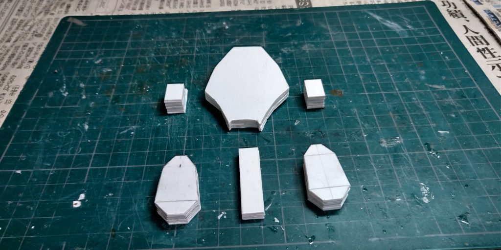 バックパック、脚部推進ユニット、武装のソナーガンはプラ板を重ねブロックを作りそこから削り出しました。