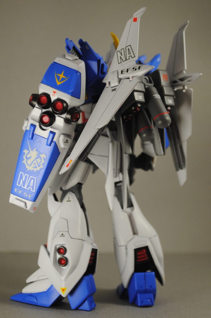 左後ネエルアーガマに載せてもらいました。シールドはプラバン細工しています。