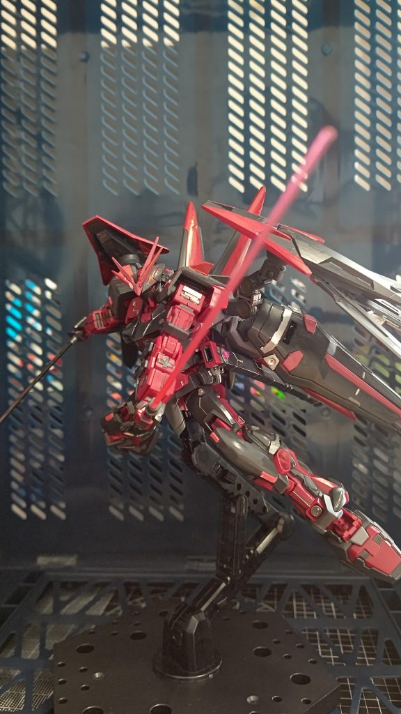 ビーム・サーベルはもちろんあります。ガーベラ・ストレートとの二刀流です。