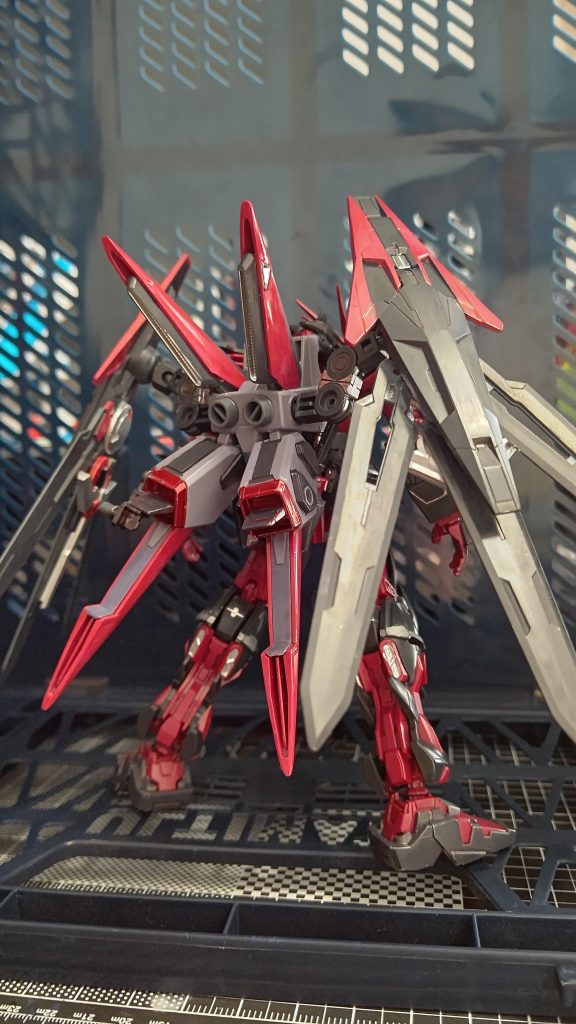 フライトユニット装備の後ろになります。ダイバーエースユニットを使用しソードパーツが沢山あったので翼のようにしてみました。