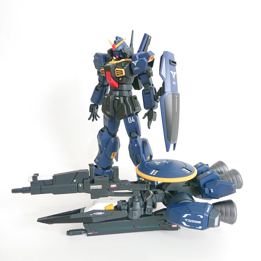 大型レドーム、大型バーニア×4、大型スラスター×2、マシンキャノン×2、ハイパービームライフルを有している。