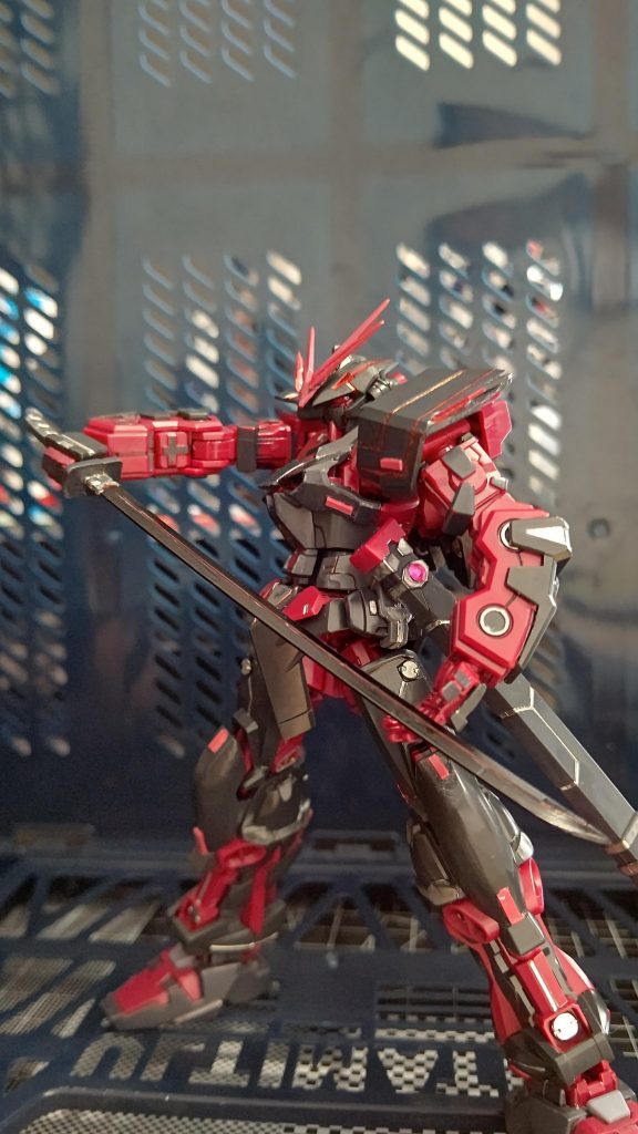 刀身はガンダムマーカーのブラックで赤いラインはロイヤルメタレッドで塗装し、見にくいですが持ち手もMSVセットのダークグレーとメッキシルバーで塗装してます。