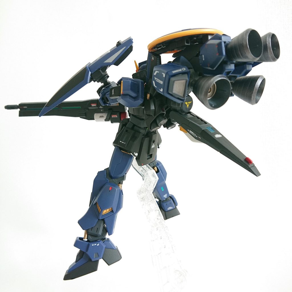 背部バーニアの角度を全体的に持ち上げて。黄色いティターンズマークちらり。