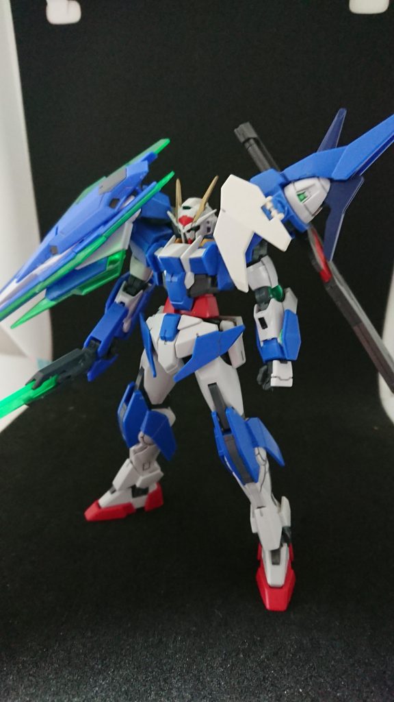 まずは、Twitterで投稿したこの姿。ただ、これだけで見るとどこか応急処置のように組んだだけに見えていたため(ダブルオースカイ~ダブルオースカイメビウスへの中間的要素)、このフォルムは却下。一から考案し直し。