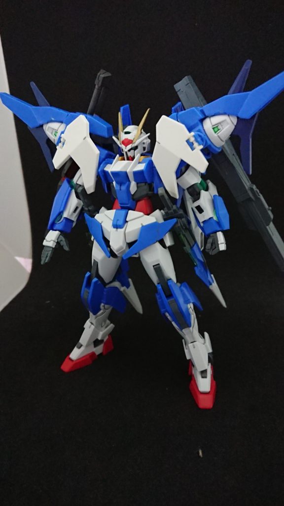 この姿に落ち着きました。ベースがダブルオーダイバーではあるものの、パーツの親和性を確認するための試験用ガンプラ・というのはどうか?右腕がダブルオークアンタを使用している理由としては、大型ビームソードを使用する際のエネルギー逆流を防ぐためのガントレット兼緊急用の物理シールドとしても使用出来る。 さて、いかがでしょうか?考えうる組み替えを極限までやってみた結果なので、同一フレームを使ってやってみてはどうでしょう?ちなみに、ダブルオーに登場する第4世代ガンダムを一機に集約する事はしてません。あれらはフレームは同一でもコンセプトがまるっきり違うので。