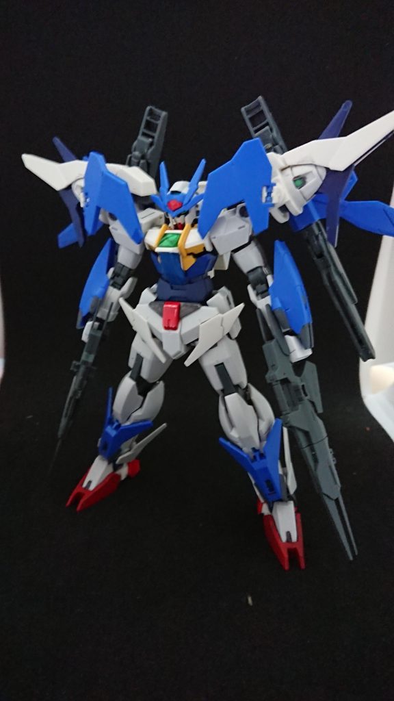 まずは、以前投稿したダブルオースカイメビウスのバージョンアップ版から。必要なパーツが揃い始めた段階(ダブルオークアンタ購入時)から、徐々に考えていた案が浮上。ダブルオーダイバーからダブルオースカイにかけての改造レベルが、あまりにも現実の改造ペースからかけ離れているように感じたので、どこかで中間的なフォルムもあったのでは?というifを交えて組み替えてみました。