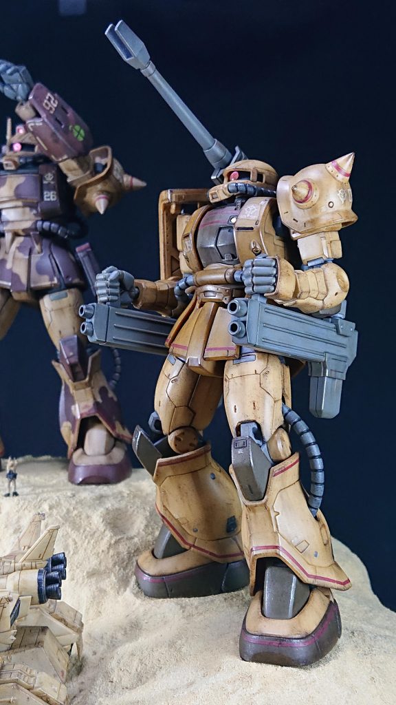 ザク・ハーフキャノンは、ビッグキャノンを構えて臨戦態勢をとっています。建物などがない砂漠設定なので、地面に高低差をつけてMSを配置することで単調にならないように工夫しました。