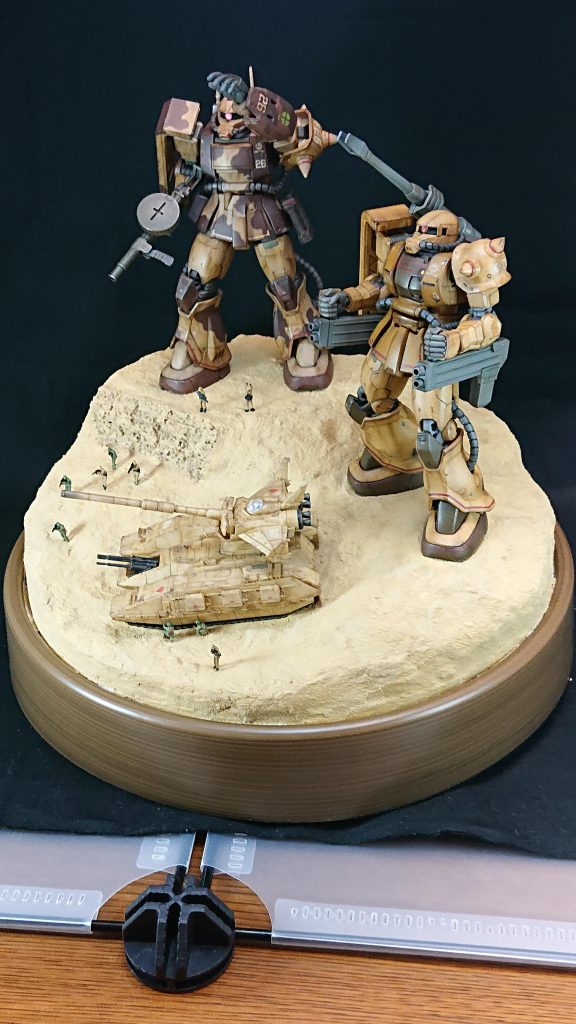 ジオラマ全景ジオラマは、スタイロフォームで地形を作り、その上に石粉粘土を盛り付けました。タミヤの情景テクスチャーペイントで着色し、ウェザリングカラーで若干陰影をつけました。枠は壁掛け時計の枠を流用しています。