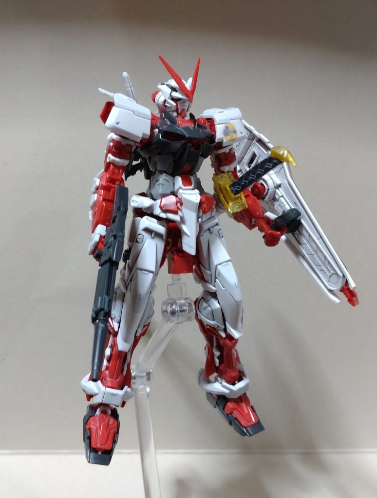 マスクのへの字開口とハンドパーツ全般、あと鞘パーツが邪魔&外れやすいことが欠点なRG赤枠……改めて組むとけっこう欠点見つかるっスね…