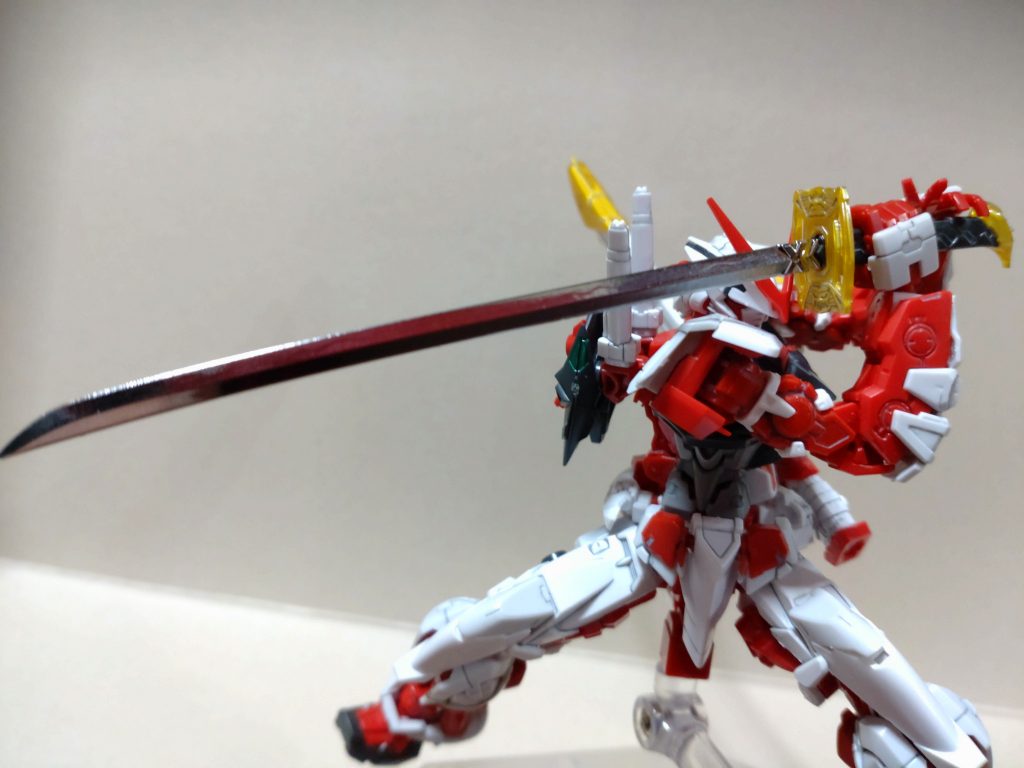 (メッキ刀身にスマホカバーの赤がよく写る…)