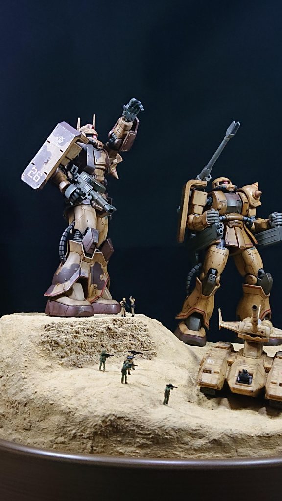 ジオラマ製作時は、HJメカニクス03に掲載されているMSVキットを使った砂漠のジオラマを参考にしました。全方位から見ても楽しめる円形劇場にしたかったのですが、ベストアングルがほぼ限定され、あまり上手くできませんでした。