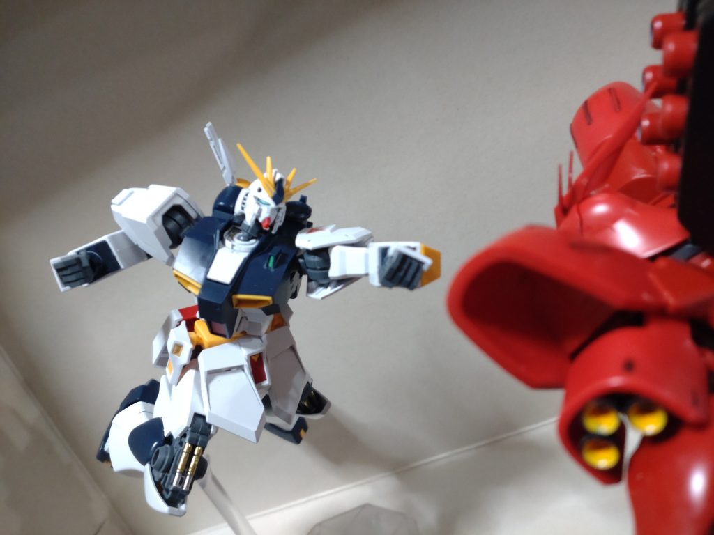 足のシリンダーはやっぱり塗装した方が映える…！そして腰のイエローがばり目立つ…！！