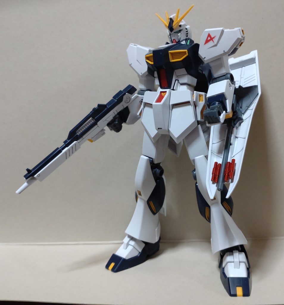 大体イイ感じなνガンダム。欠点らしい欠点があるとしたら、・腰のイエローの成型色がちらちら…・プラ同士の接続なので、肩と股関節のボールジョイントがプラプラする…くらいスかね。スミ入れと部分塗装っス