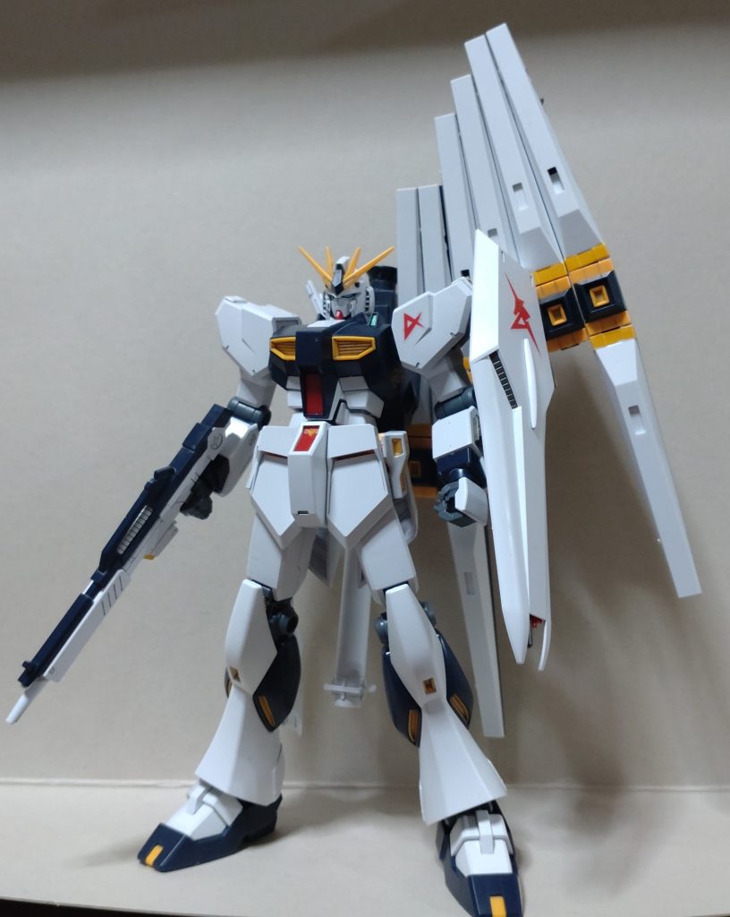 HGのフィン・ファンネルとバズ、そして先述のシールドをフル装備させたのがこちらこれぞνガンダム！ってカンジあっ、ちなみにサーベルエフェクトは前にヴレイブを作った時に一緒に押入れの遥か最奥に封印しちゃったのでサルベージ出来なかったっス