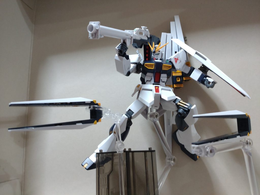 (フィン・ファンネルを浮かせるのに食玩用のスタンドまで動員させたの図)