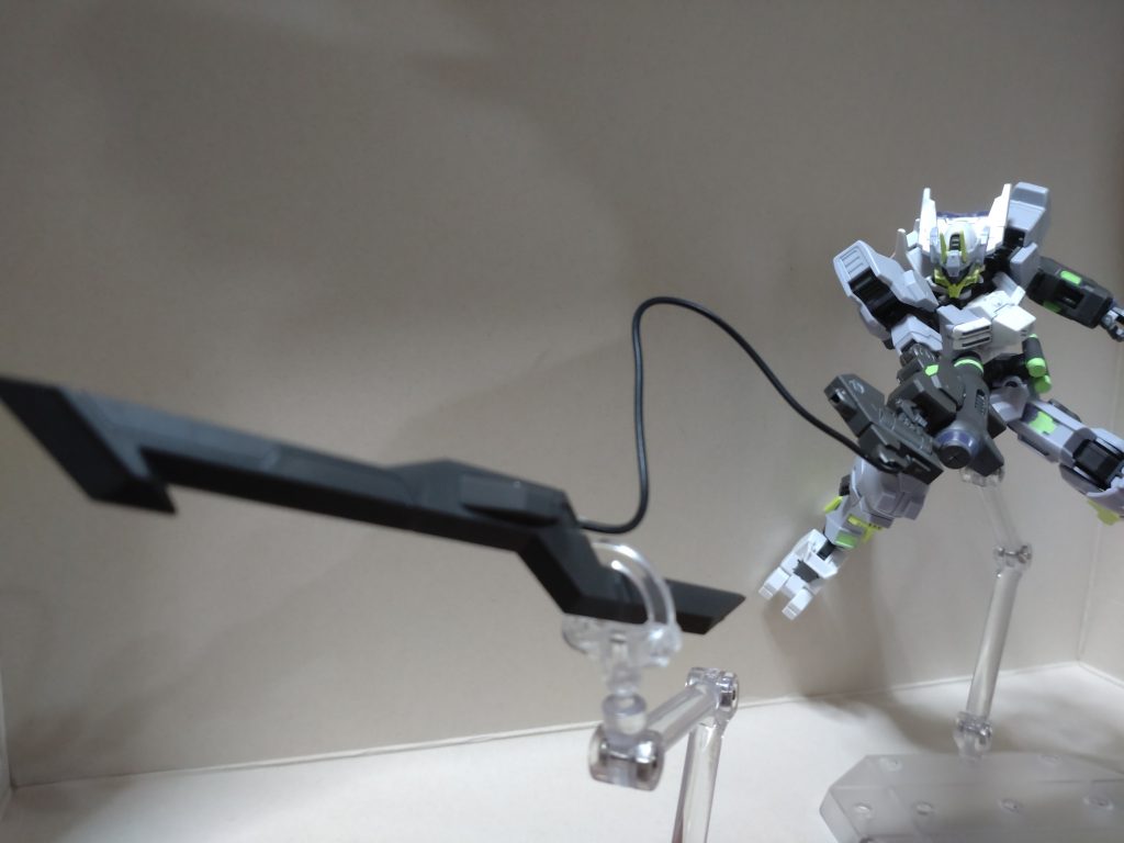 ・ギガント・ジャベリンリード線を使って射出ギミックの再現はされてるけど、モナカ割とはいえこのサイズだから支えが必要スね…