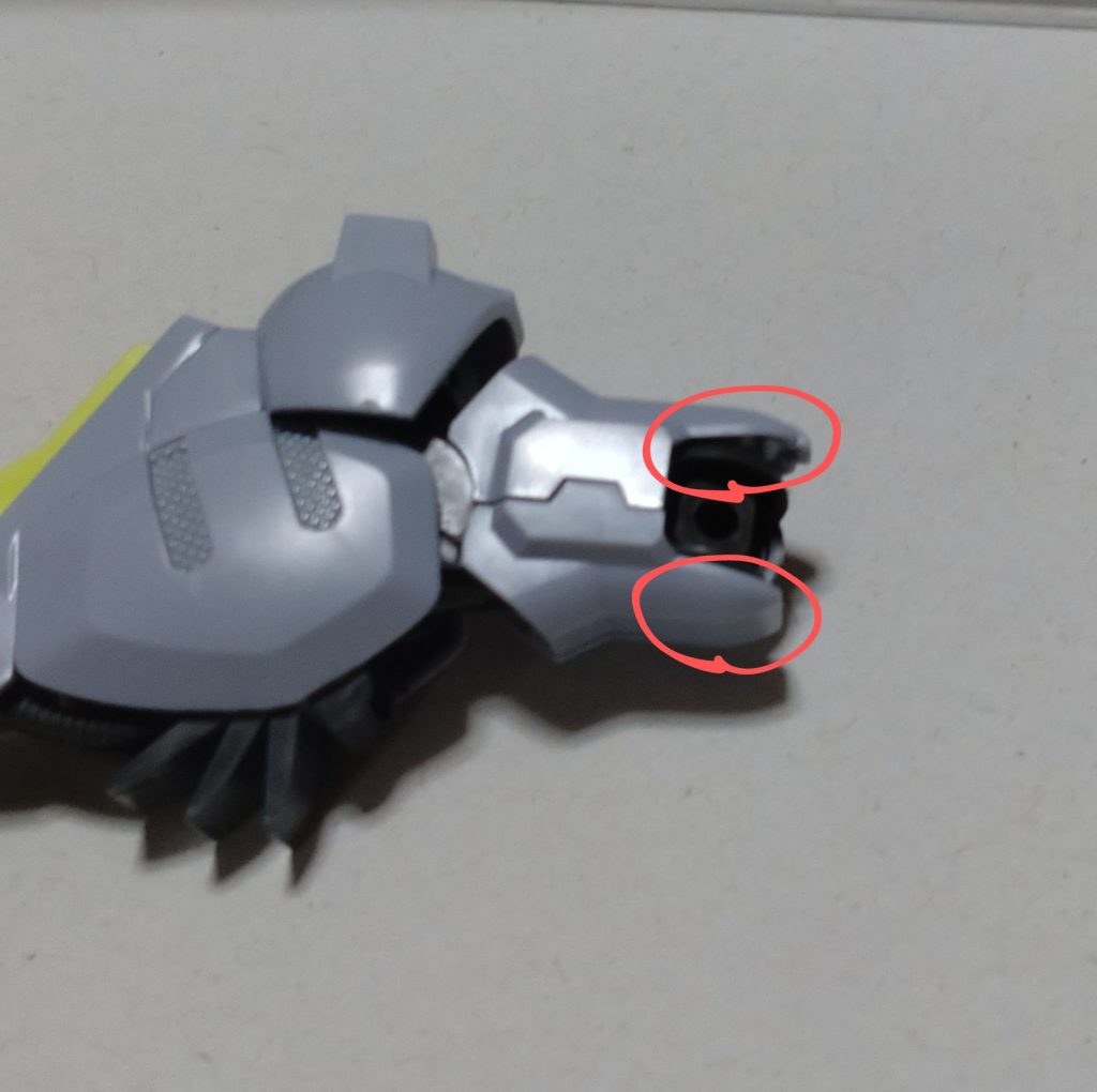 このキット、大腿部の装甲(↑画像赤丸の部分)が干渉して、脚の付け根の左右への回転可動がほぼ死んでおり、脚全体を外側へ向けるいったポージングがほぼムリだったり…