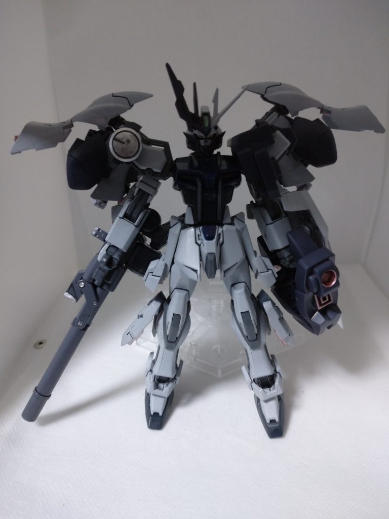 最後は登場シーン(シルエット)風。 ……ん?あれ待って、というか、フォールデングキャノンに大きな腕、左右非対称アンテナって…まったく意図してなかったけどこれほぼゼルトザーm……まぁ、かっこよければ何でもいいですよね!!!! 以上になります。いつも通りただただ私の好きを詰め込んだだけのものですが、最後まで見てくださりありがとうございました!!