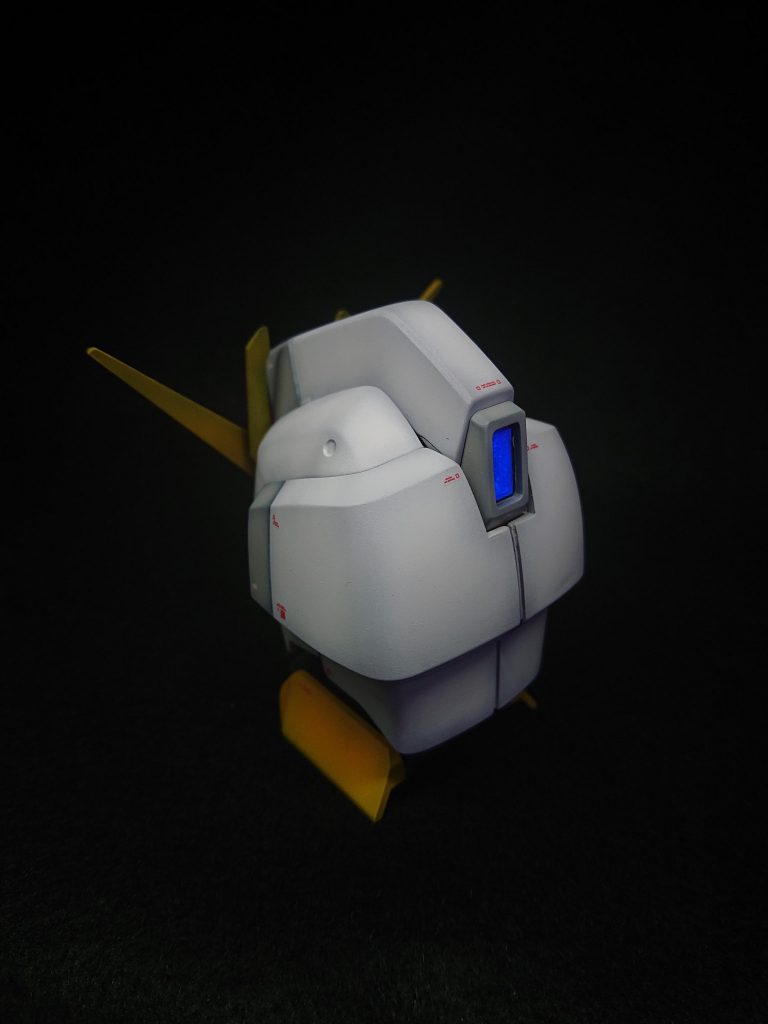 リアのセンサーはレジンに蛍光塗料を混ぜ硬化させる事により、レンズ感が出て、UVライトで発光出来るようにしました。