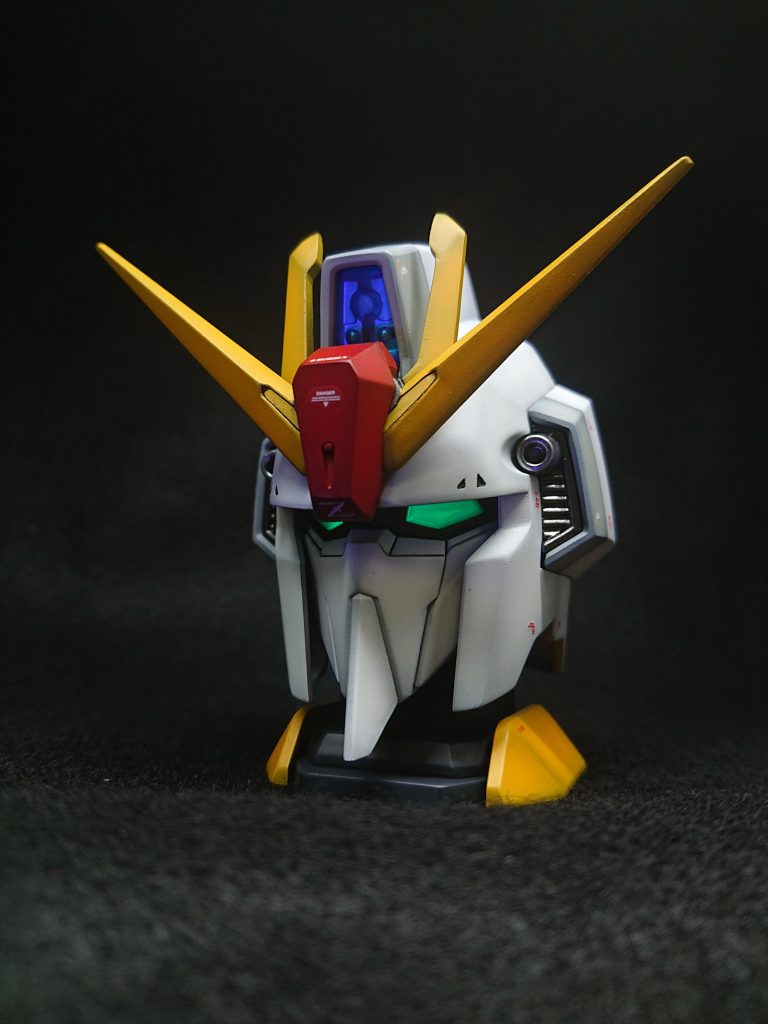 フロントセンサー部分は塗装をしなくてもブラックライトで発光します❗