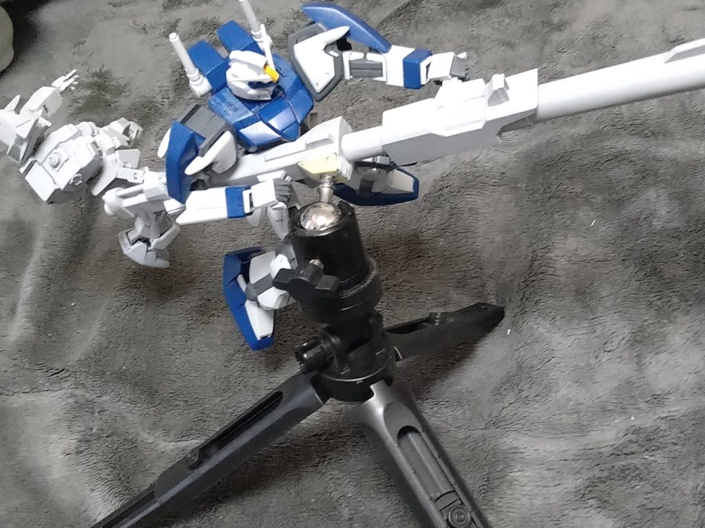 スタンドは武器にネジ山仕込んで余らせていた三脚で固定しています