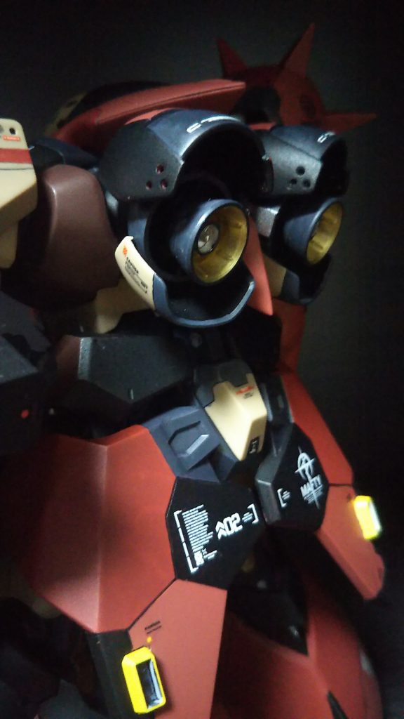 唯一変更したバックパック。元の大きさでもきっと高性能なんでしょうが、大型の機体にしてはバーニア小さくない?と気になったのと、嫁が「なんか裸でくだらないことするお笑いの人みたいでヤダ」と、某ハリウッドの師匠感があったので、前々回に作ったハイゴッグで使わなかった大きめのバーニアに差し替えました。