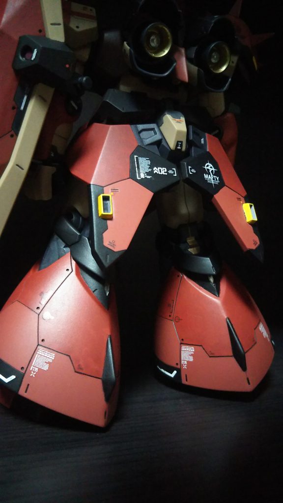 ジオン系統の丸みのあるフォルムの脚部のスジボリは大変ではありますが、もっとも楽しい箇所かもしれませんねw本当はMGサザビーのような内部フレームとか作ってみたいけど、実力が足りません😓