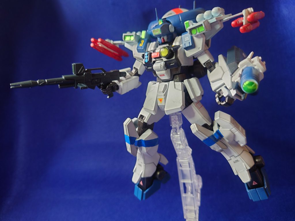 ご覧いただきありがとうございます。EZ-sr「シャドウファントム」をベースに、モチーフとされる「機甲戦記ドラグナー」のドラグナー3型を逆オマージュ(笑)しました。特徴的なレドームにはラインデカールとホログラムシールでより「らしさ」を意識しております。また各所のセンサー類はキット付属のホイルシールとWAVEのクリアパーツを併用。両肩のミサイルはマクロスのスーパーバルキリー用を拝借して、リフター装備時のイメージに寄せました。細かい所には依然としてアラが目立ちますが、やりたいことはやり切れたので悔いはないです(笑)しかしながらEZ-sr。つくづくプレイバリューの高いキット。恐ろしい子…!