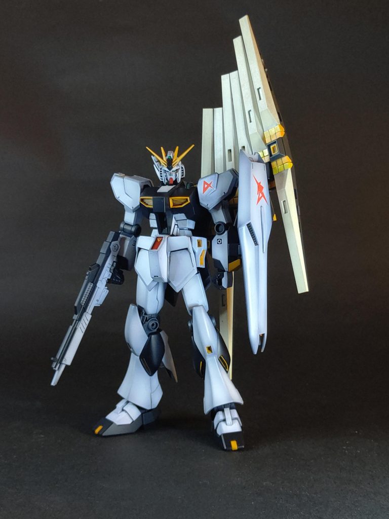 むかーし作ったHGνパイセンからファンネルお借りしました。成型色にリアルタッチマーカーのお手軽仕上げだったので色が全然合いませんwまあでもファンネル背負うと迫力出ますね