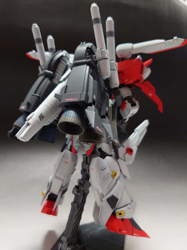 スラスターはタミヤウェザリングマスターDで焼け表現。プラ板で大腿部延長、大腿部付け根を切り離してロール軸を追加。爪先も延長しています。このキットはマスキングがかなりキツメですね~。