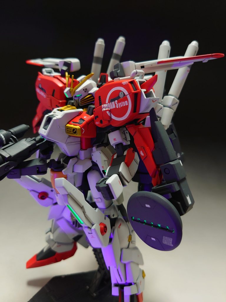 左手に装備のECM(電子戦装備)はサブアームにも懸架可能です。