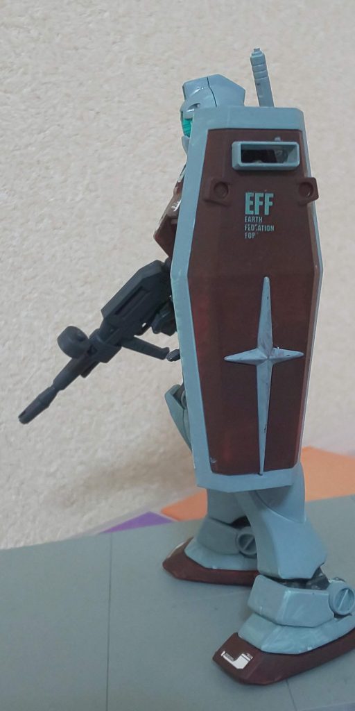 ロービジの連邦章は敵味方識別に不便と言うことが試験の結果判明し、量産機ではハイビジになったという設定。