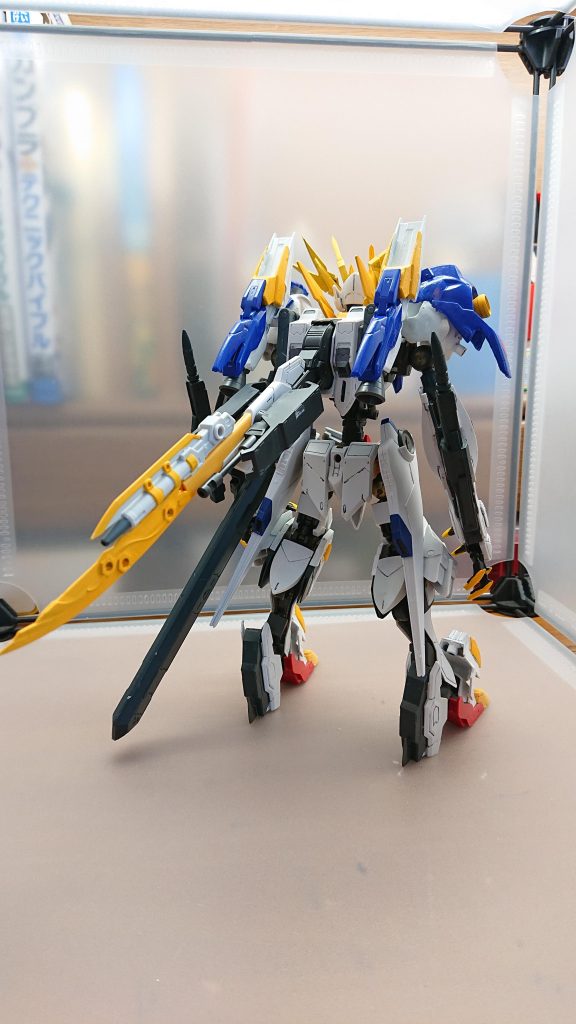 機動力を更に強化する為に大型のブースターを二基搭載されているこれにより遠距離でも一瞬で敵機体の間合いにはいり接近戦に持ち込むことができる