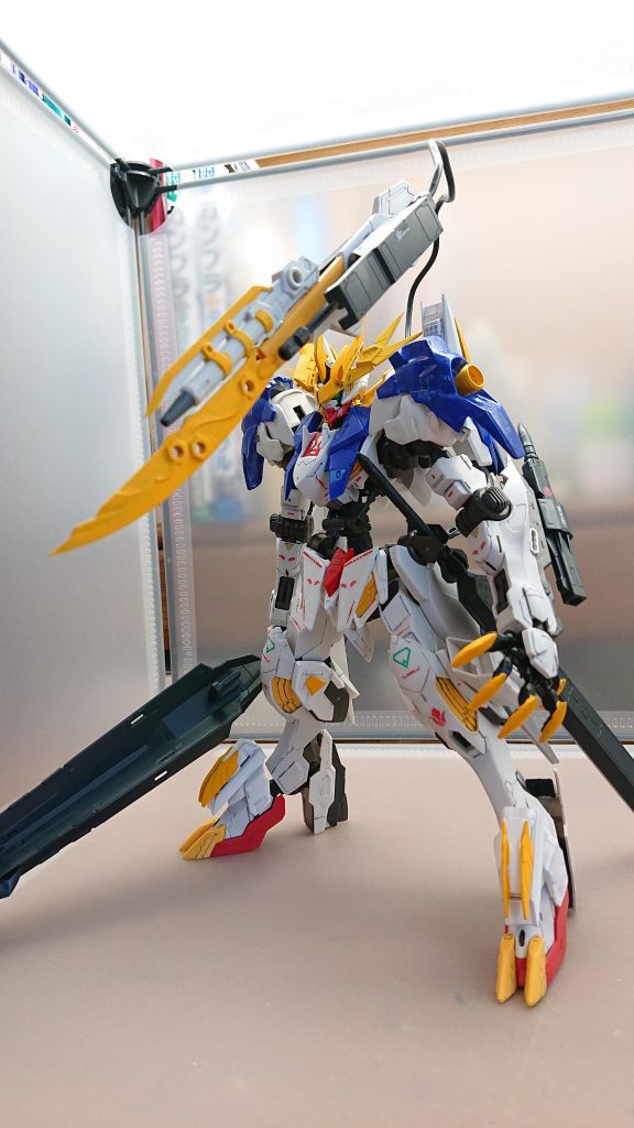 ヒートテイルブレードルプスレクスのテイルブレードを強化した装備以前のテイルブレードよりも大型化機関砲等の銃火器が搭載され狙撃による攻撃も可能更にテイルブレードはヒートブレードとしての機能も搭載され敵機体の装甲を溶かし、破壊することもできるよって切る・突く・撃つの3つの戦法が可能となり敵機体のパイロットを確実に仕留めることができるようになった