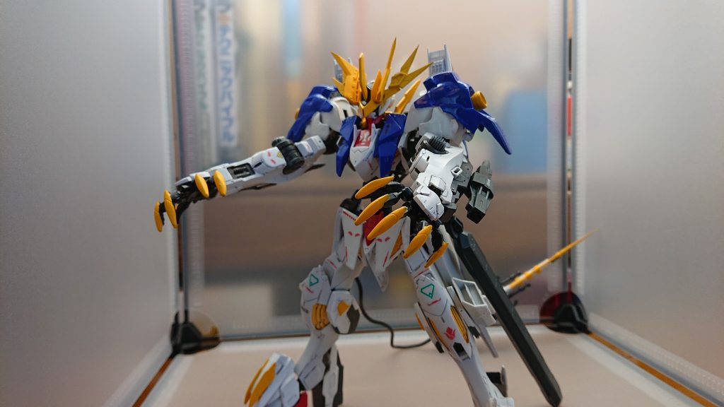 パイルキャノン弾数が限られているが近距離や中距離で使用すれば敵機体の装甲を一撃で破壊する威力を持っている