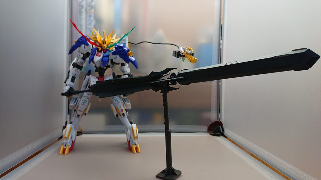 メイスブレードソードメイス、大型メイスを合体させた大型武器モビルアーマーを一撃で大破させる程の破壊力を引き出すことができる