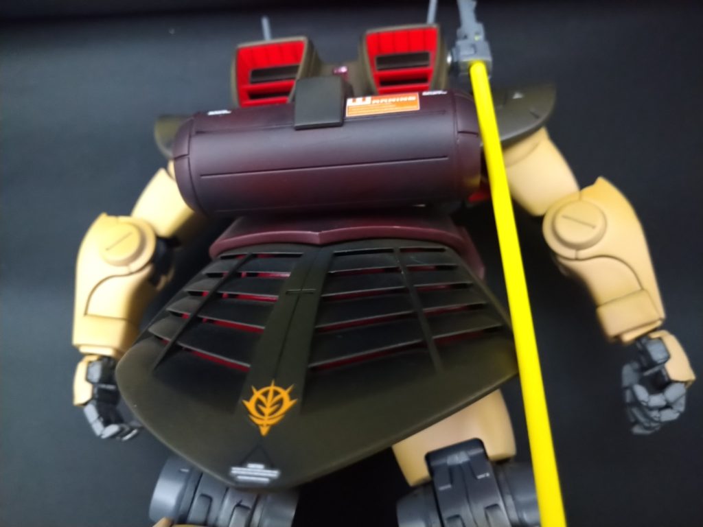 リアスカート内側はベースホワイト下地にシャインレッド